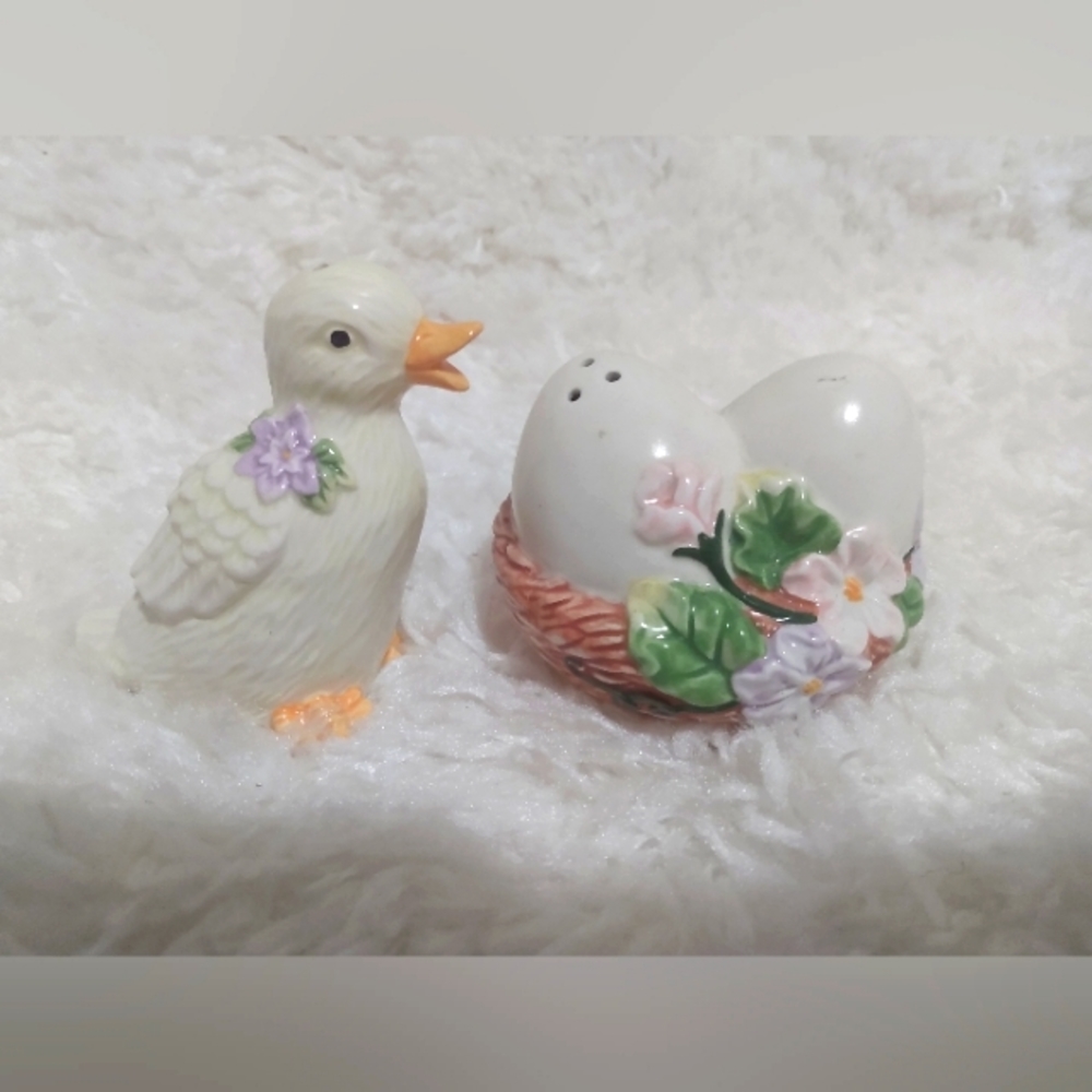 ❤️ HOST PICK ❤️ Avon china duck and egg nest salt and pepper shakers set